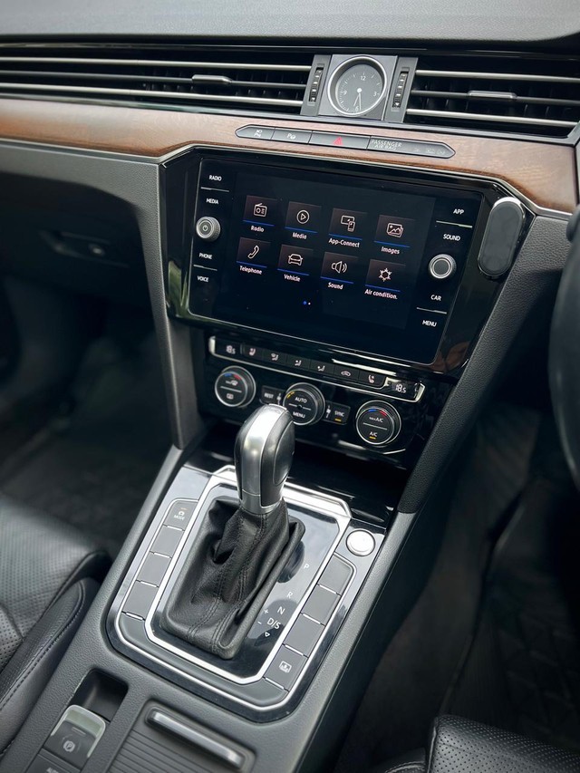 Second-hand 2019 Volkswagen Passat 2.0 TDI AT Highline for sale in Pune-15