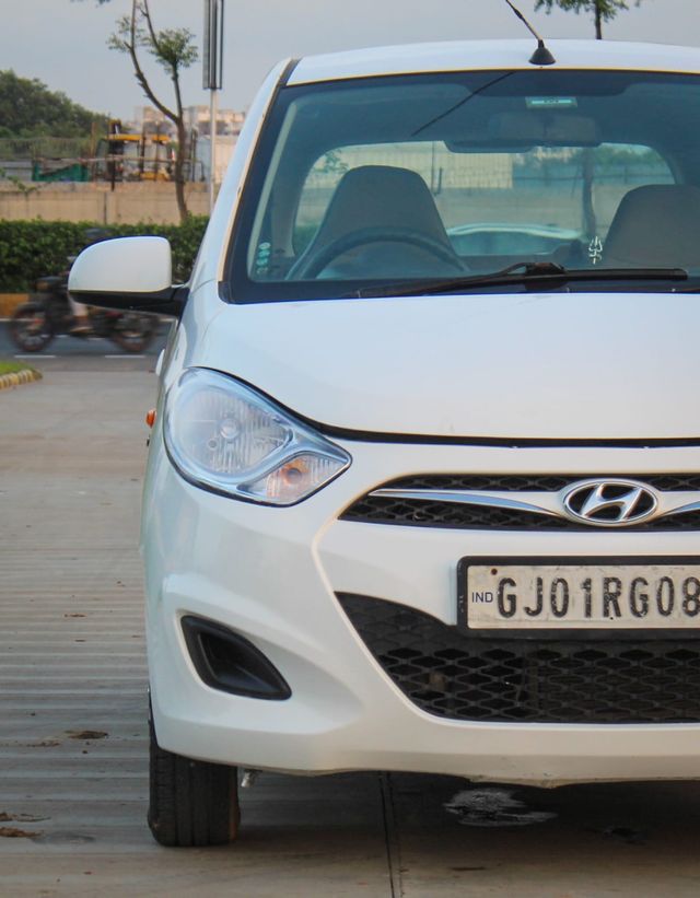Hyundai i10 स्पोर्टज़ Second-hand 2014 Hyundai i10 स्पोर्टज़ for sale in Ahmedabad