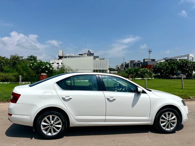 Skoda Octavia Elegance 2.0 TDI AT Second-hand 2015 Skoda Octavia Elegance 2.0 TDI AT for sale in Chandigarh