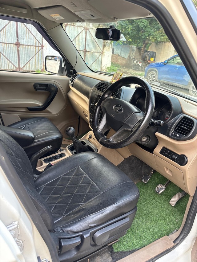 Second-hand 2015 Mahindra TUV 300 T6 Plus for sale in Lucknow-6