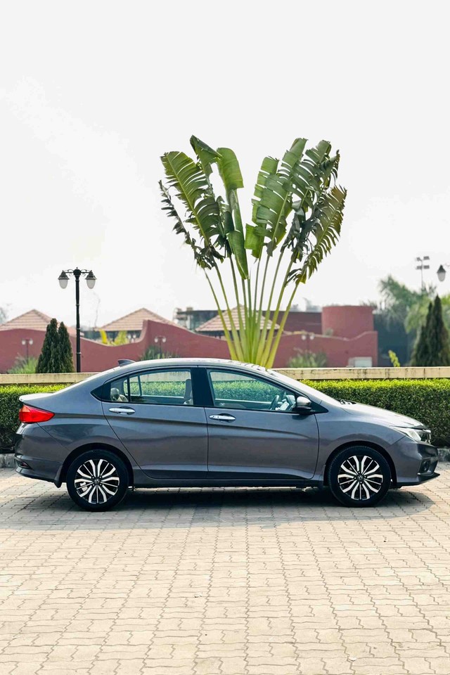 Second-hand 2017 Honda City i VTEC CVT VX for sale in Surat-1