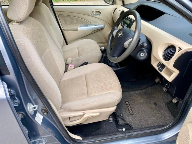 Second-hand 2016 Toyota Etios V for sale in New Delhi-2