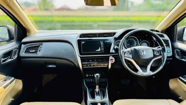 Second-hand 2017 Honda City i-VTEC CVT VX for sale in Surat-4