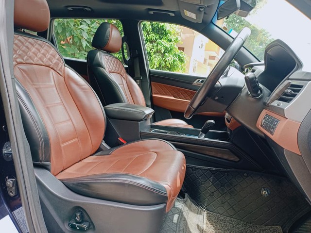 Second-hand 2022 Mahindra Alturas G4 4X2 AT for sale in Bangalore-8