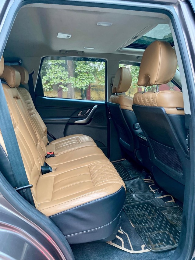 Second-hand 2020 Mahindra XUV500 W11 FWD Diesel for sale in New Delhi-4