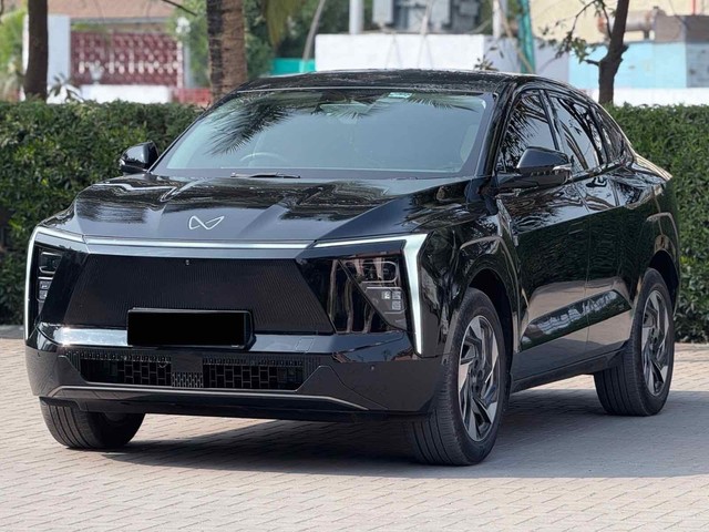 Second-hand 2025 Mahindra XEV 9e Pack Three for sale in Surat-6