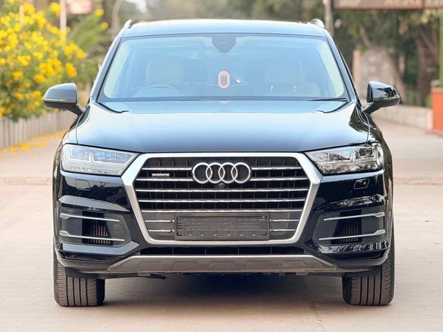 Second-hand 2018 Audi Q7 40 TFSI Quattro for sale in Surat-3
