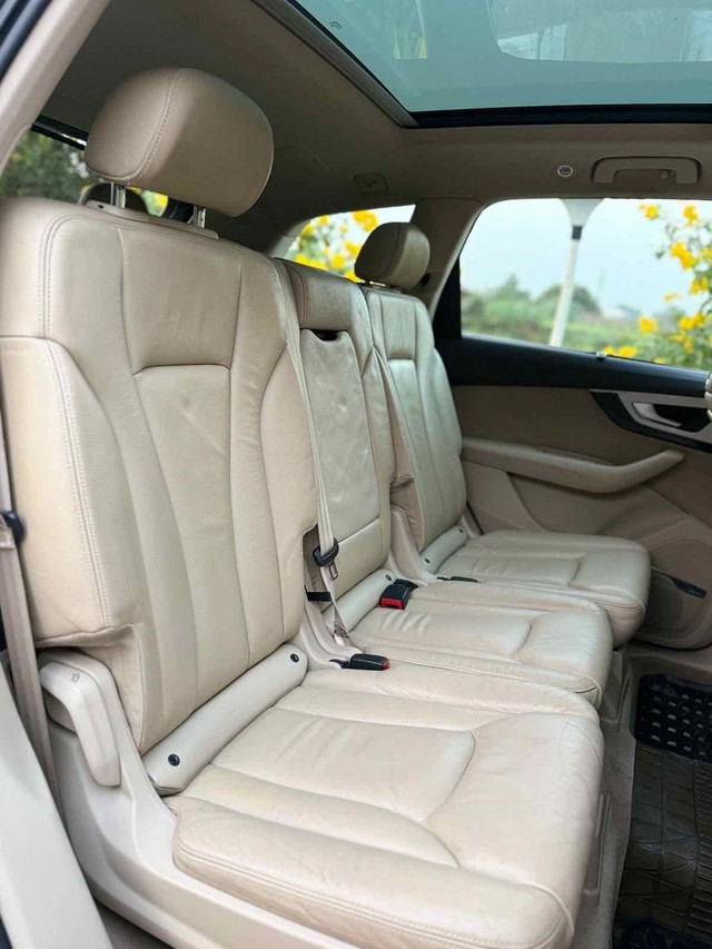 Second-hand 2018 Audi Q7 40 TFSI Quattro for sale in Surat-4