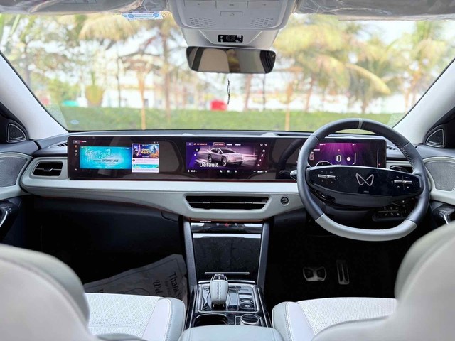 Second-hand 2025 Mahindra XEV 9e Pack Three for sale in Surat-10