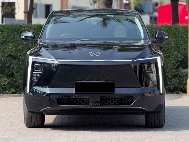 Second-hand 2025 Mahindra XEV 9e Pack Three for sale in Surat-3