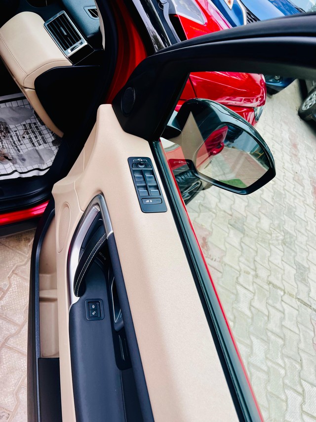 Second-hand 2019 Land Rover Discovery HSE 3.0 TD6 for sale in Faridabad-10