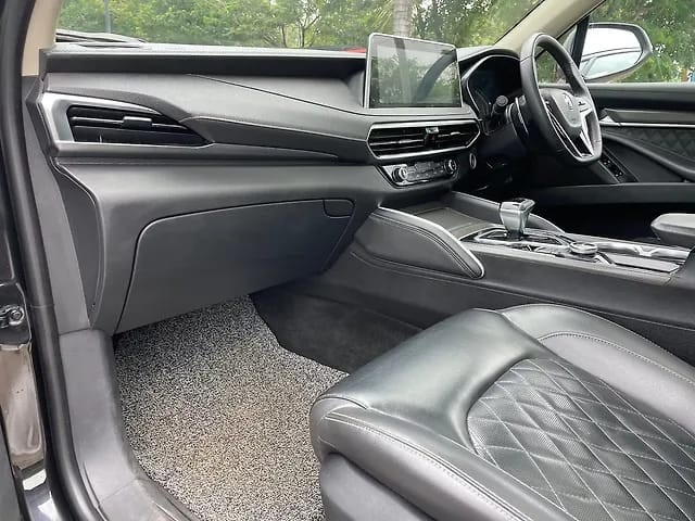 Second-hand 2023 MG Gloster Black Storm 4x2 6Str for sale in Mumbai-9