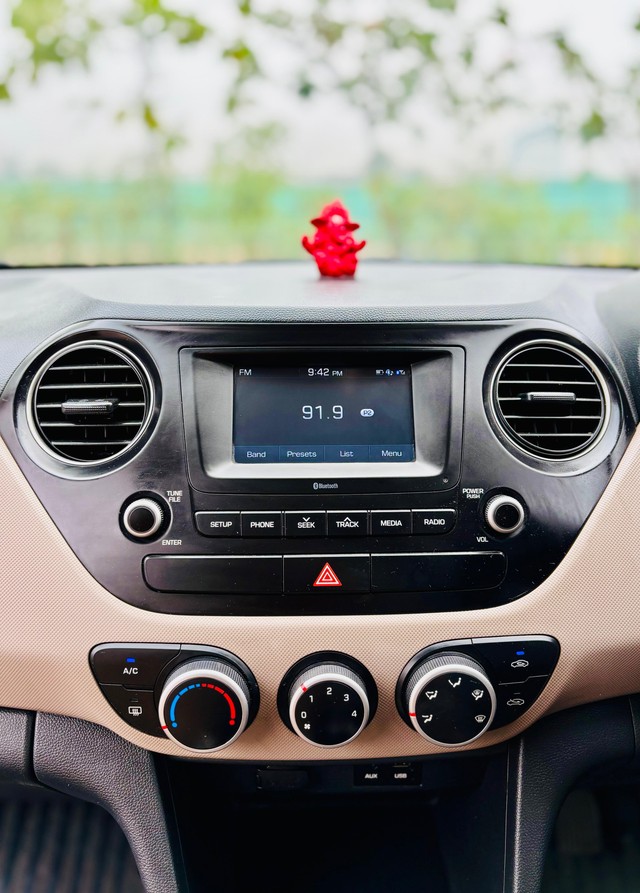 Second-hand 2017 Hyundai Grand i10 Sportz for sale in Surat-6