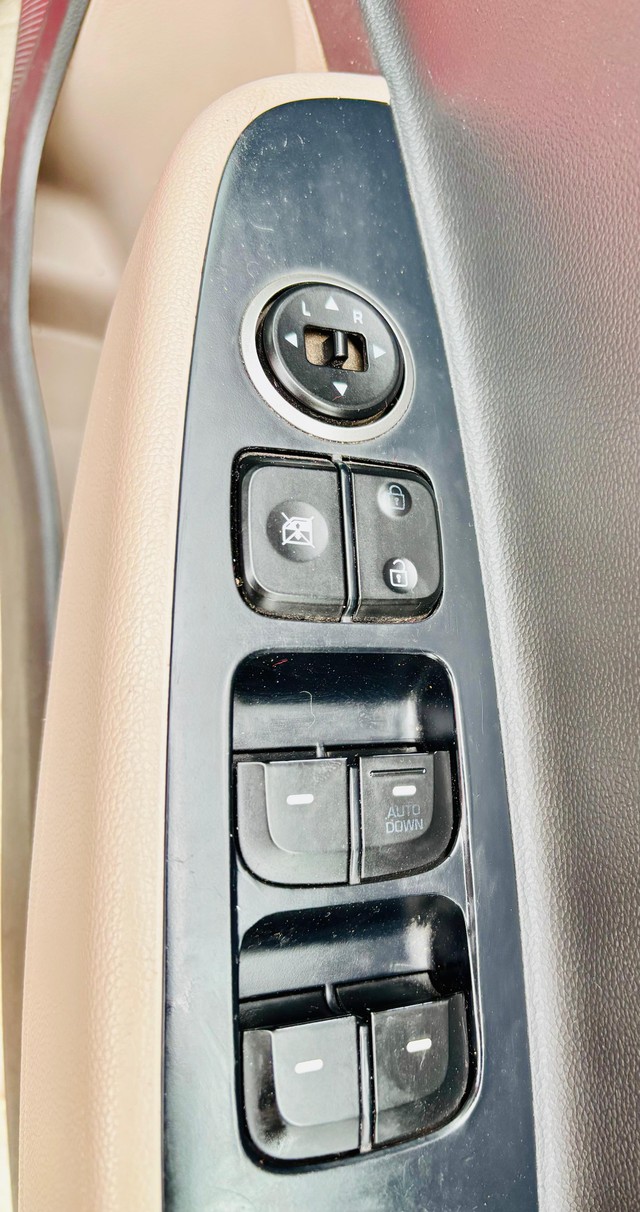 Second-hand 2017 Hyundai Grand i10 Sportz for sale in Surat-11