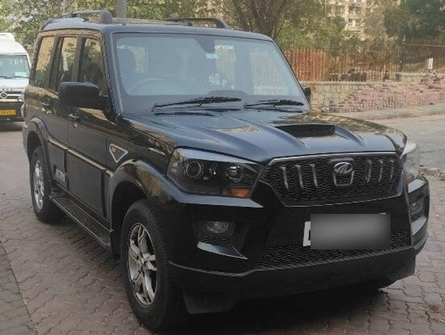 https://images10.gaadi.com/usedcar_image/original/zz1_crop_img_641307dddaa68_1678968797.jpg?imwidth=6400