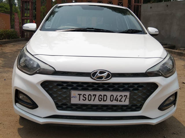 https://images10.gaadi.com/usedcar_image/original/zz1_crop_img_64393cba3429e_1681472698.jpg?imwidth=6401