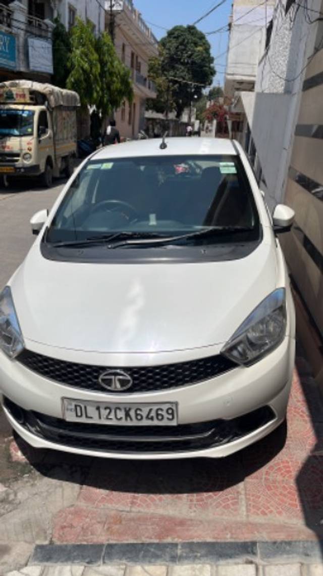 https://images10.gaadi.com/usedgaadi-sellcar/UsedCar/002190f0-7a95-4b00-8cfb-4bc0439198c7/2b5e0d3e-aaab-4857-8a93-5a61819ef9b4.jpeg?imwidth=6400