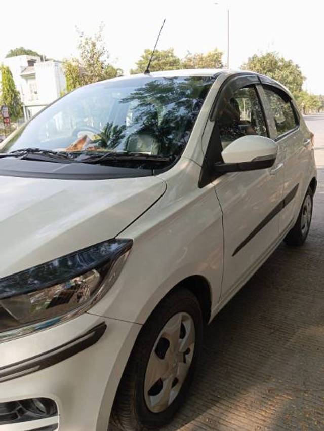https://images10.gaadi.com/usedgaadi-sellcar/UsedCar/003faaab-06df-4549-b467-d24b38582ec7/31897918-ccc0-4546-882a-af8e4ba3a6e2.jpg?imwidth=6400