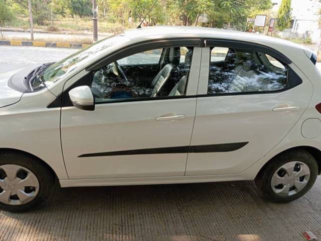 https://images10.gaadi.com/usedgaadi-sellcar/UsedCar/003faaab-06df-4549-b467-d24b38582ec7/9051e199-5b7f-4074-acb8-284a3cbaf48c.jpg?imwidth=6401