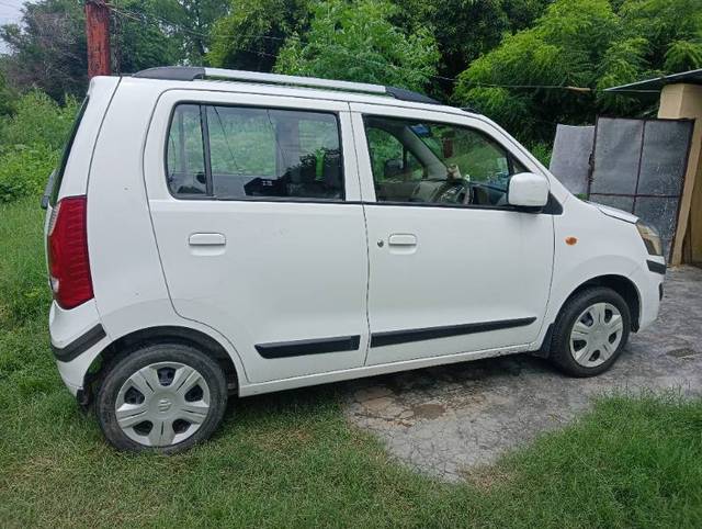 https://images10.gaadi.com/usedgaadi-sellcar/UsedCar/00805804-fba8-4786-9beb-46cc2a3a6ec9/2306de79-94a5-467c-bcdd-1b3e6b6b8379.jpg?imwidth=6401