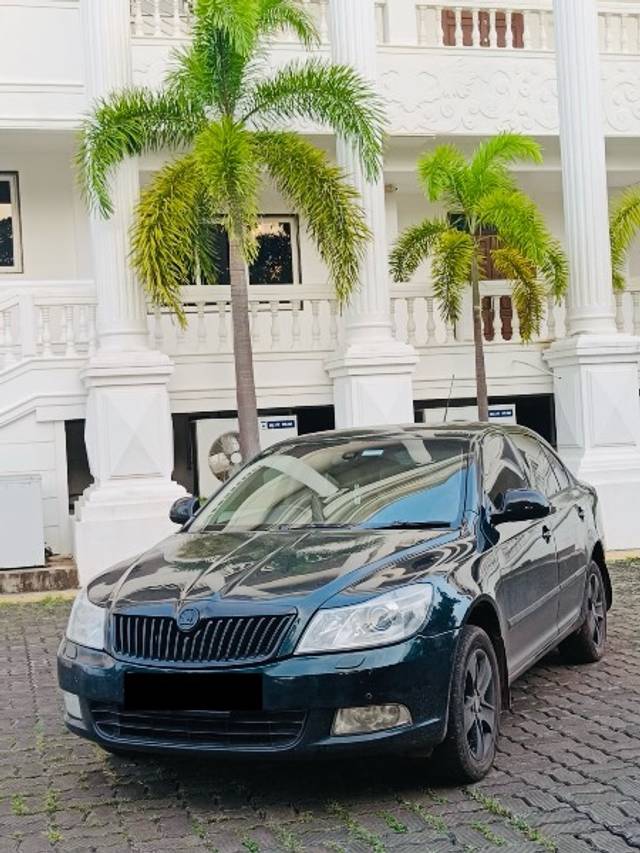https://images10.gaadi.com/usedgaadi-sellcar/UsedCar/0175a58f-ed39-46a0-88a5-77ac3e181b36/0f884fe8-8a69-4c0d-ae48-47956a0be426.jpeg?imwidth=6401