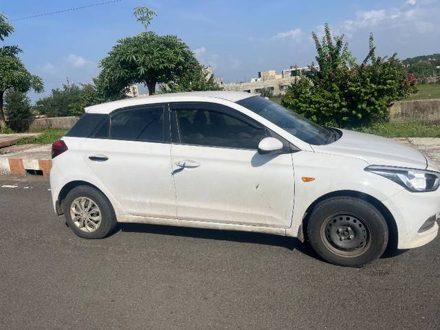 https://images10.gaadi.com/usedgaadi-sellcar/UsedCar/01faff10-9717-414f-9f07-2b380c8d0a91/5379b914-2c4a-4a85-b919-d6356bed83dc.jpeg?imwidth=6401