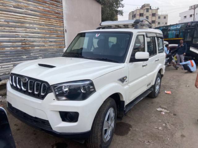 https://images10.gaadi.com/usedgaadi-sellcar/UsedCar/0432b183-bb48-4aff-95a4-c875935ca245/c050280a-3079-4584-bf5e-a18b03698c15.jpg?imwidth=6401