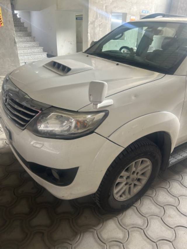 https://images10.gaadi.com/usedgaadi-sellcar/UsedCar/04c83564-8d99-46cb-95d5-9387ff107265/4f5e17f3-33e4-4360-bb1e-9b5f905df407.jpeg?imwidth=6402