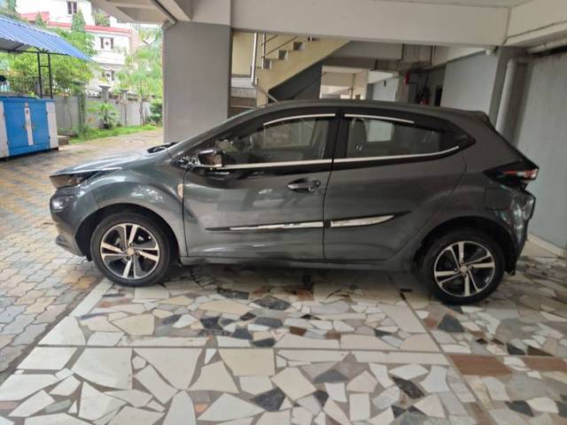 https://images10.gaadi.com/usedgaadi-sellcar/UsedCar/06c4619c-ddf9-4050-b4c3-f9a0d1b1a5e1/b9bad854-2624-4abe-a730-fed2539aea53.jpeg?imwidth=6402