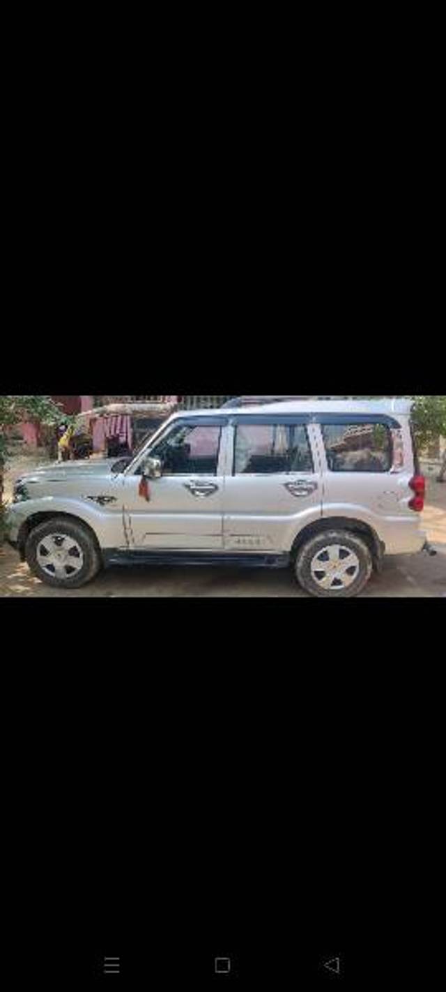 https://images10.gaadi.com/usedgaadi-sellcar/UsedCar/0788d09d-ddc2-4808-bf0d-3bfce0d45413/8195c35a-1482-456b-a2a6-e2d7f430890d.jpg?imwidth=6400