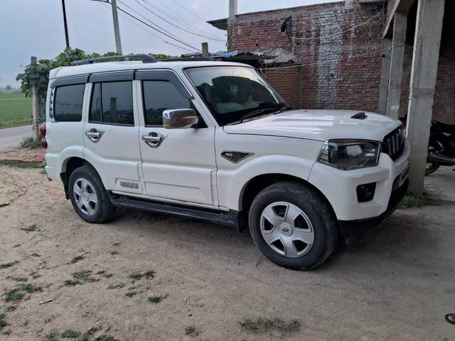 https://images10.gaadi.com/usedgaadi-sellcar/UsedCar/07cf461a-b131-487d-a6a4-e5d348aa114f/b74d02b7-68a8-4eec-9927-8028c5d09ebe.jpg?imwidth=6400