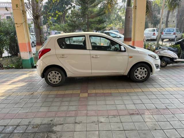 https://images10.gaadi.com/usedgaadi-sellcar/UsedCar/08296e62-307a-4424-a197-a438d560b63e/d105387f-a56f-4622-a978-917749fb749d.jpg?imwidth=6401