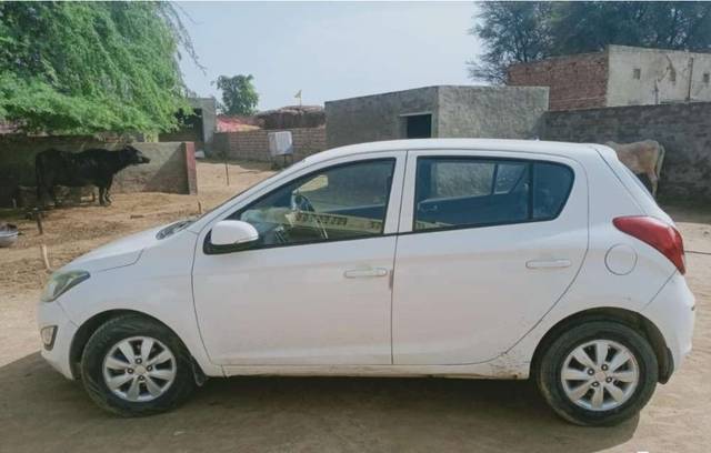 https://images10.gaadi.com/usedgaadi-sellcar/UsedCar/08cc6438-d544-4e35-ac1c-3d89dcb7b419/1af008d7-1e56-4088-a753-ed4042ca9c69.jpeg?imwidth=6402