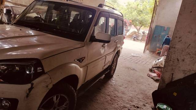 https://images10.gaadi.com/usedgaadi-sellcar/UsedCar/0913af10-7eee-4b21-b17b-f3a32d36cb88/4500c212-78b2-462b-9460-59934fe318f9.jpg?imwidth=6400