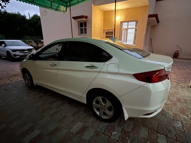 https://images10.gaadi.com/usedgaadi-sellcar/UsedCar/0c84b01d-13d4-4f02-b66a-a7c6ffab40ad/0e6ee5d3-0d93-4bbe-bca3-71ec2cebd9bf.jpeg?imwidth=6400