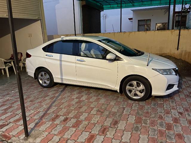 https://images10.gaadi.com/usedgaadi-sellcar/UsedCar/0c84b01d-13d4-4f02-b66a-a7c6ffab40ad/b09eeb9d-2cef-4960-b021-def07f336247.jpeg?imwidth=6401