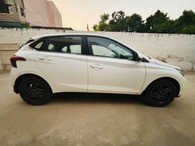 https://images10.gaadi.com/usedgaadi-sellcar/UsedCar/0ca44272-9dea-49b0-aa81-f33ccaecfe6e/54db2f9b-eede-47f3-943c-8354690d6f1e.jpg?imwidth=6401