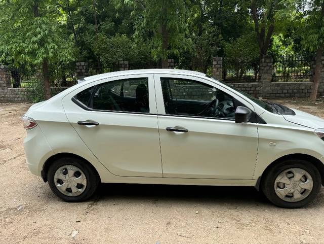 https://images10.gaadi.com/usedgaadi-sellcar/UsedCar/0ca96579-1817-4b17-aeac-8782d65f572f/dd4d2502-ea2f-4911-a091-536d1d3884b7.jpg?imwidth=6400