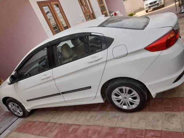 https://images10.gaadi.com/usedgaadi-sellcar/UsedCar/0d7cae4d-08b9-4a21-aa02-b879d2facf79/8c63b309-9a95-4a1e-9548-6028fc89c352.jpg?imwidth=6402