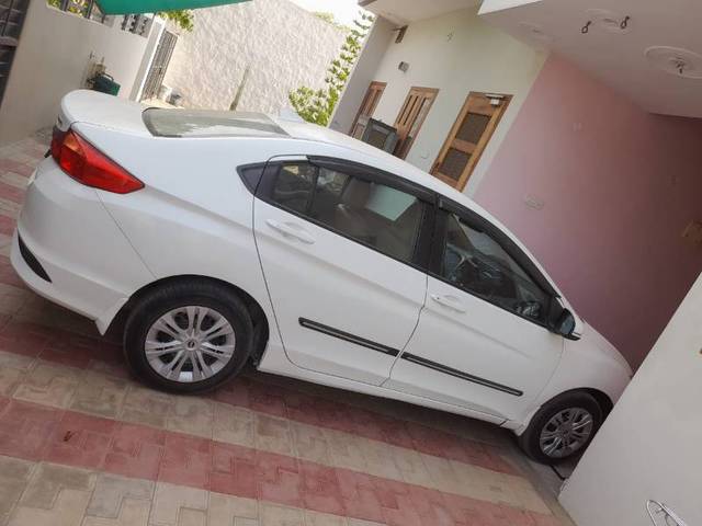 https://images10.gaadi.com/usedgaadi-sellcar/UsedCar/0d7cae4d-08b9-4a21-aa02-b879d2facf79/969d3f18-ab10-4361-9391-22be61a55ae4.jpg?imwidth=6401