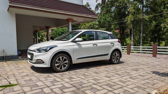 https://images10.gaadi.com/usedgaadi-sellcar/UsedCar/0d9174cd-8274-4208-9eee-c6ea274a93b4/a6e9e487-6f4f-45d7-8995-98c8a162225b.jpg?imwidth=6402