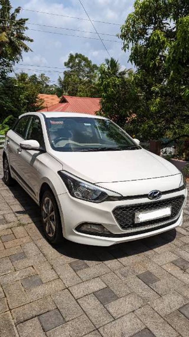 https://images10.gaadi.com/usedgaadi-sellcar/UsedCar/0d9174cd-8274-4208-9eee-c6ea274a93b4/f89d8bf0-e399-42e3-9d8d-4141ce39bb96.jpg?imwidth=6400