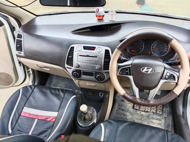 https://images10.gaadi.com/usedgaadi-sellcar/UsedCar/0dcd0885-adad-47f7-9119-42a40593d3a9/90df7078-614b-45a2-8603-3691e2fe6aa0.jpeg?imwidth=6402