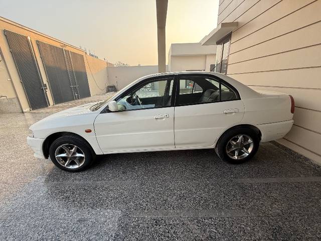 https://images10.gaadi.com/usedgaadi-sellcar/UsedCar/0e065121-644d-48a0-8acf-84d11ee02cf3/90a0b14f-4d8e-4a9b-9c78-ba16a5c9d5ae.jpeg?imwidth=6402