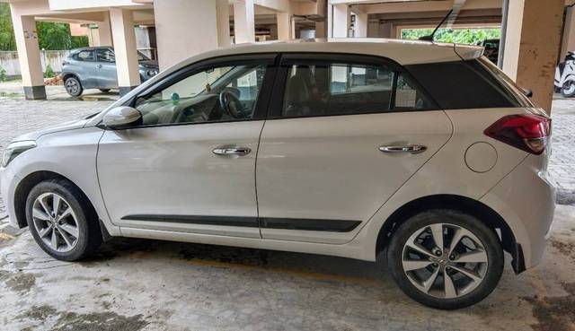 https://images10.gaadi.com/usedgaadi-sellcar/UsedCar/0e2767b5-bed2-4d6c-929b-27587c5a41e7/824ccb91-d29a-4d13-8ec0-d41bf3ecc147.jpg?imwidth=6402