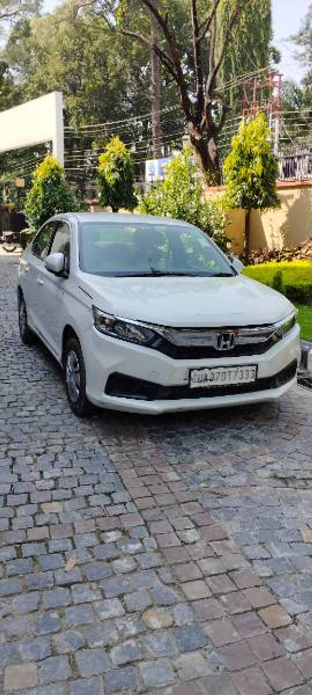 https://images10.gaadi.com/usedgaadi-sellcar/UsedCar/0e381470-3491-4c8c-9f9f-6280e8634bbe/d05dd250-34f6-4cae-8008-7cb2bff19e7f.jpg?imwidth=6400