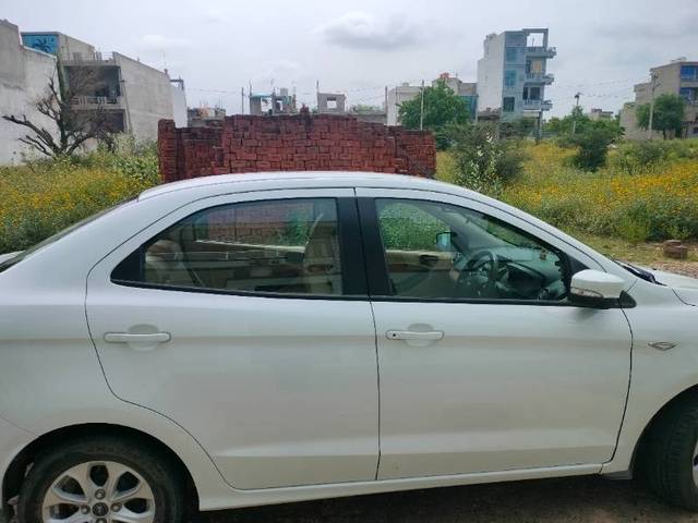 https://images10.gaadi.com/usedgaadi-sellcar/UsedCar/0e7934c6-8a14-4f56-8b44-07437d3a20bb/8ce41a3e-9c72-42d1-9655-62daa8740265.jpg?imwidth=6401