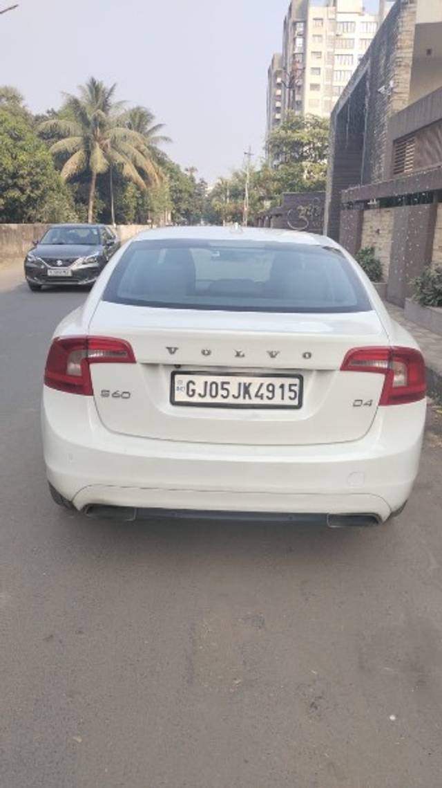 https://images10.gaadi.com/usedgaadi-sellcar/UsedCar/0fae00af-4424-4bd2-a455-7bd92157d119/7a93bfa5-8185-49f1-9561-3bf7ae82df0a.jpeg?imwidth=6402
