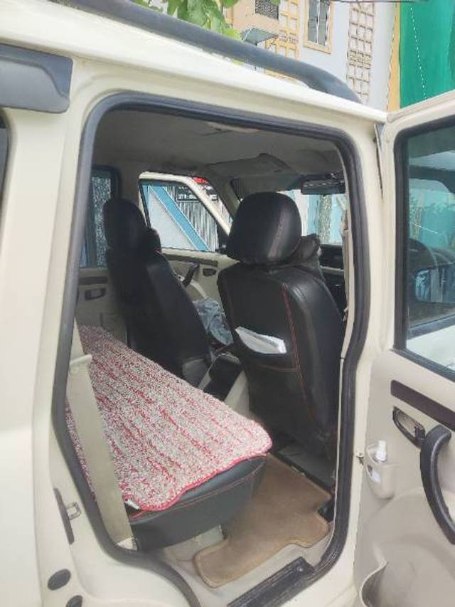 https://images10.gaadi.com/usedgaadi-sellcar/UsedCar/0fba4afe-9722-4014-a667-81008e04821a/7689bfa0-6644-4061-9a5c-b9a846fd5add.jpg?imwidth=6401