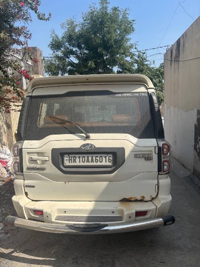 https://images10.gaadi.com/usedgaadi-sellcar/UsedCar/1000cce7-ab3c-4a9e-b50a-8e39346955ff/21b60f13-6e51-4c2f-90e9-5c1ed1d896cb.jpeg?imwidth=6401